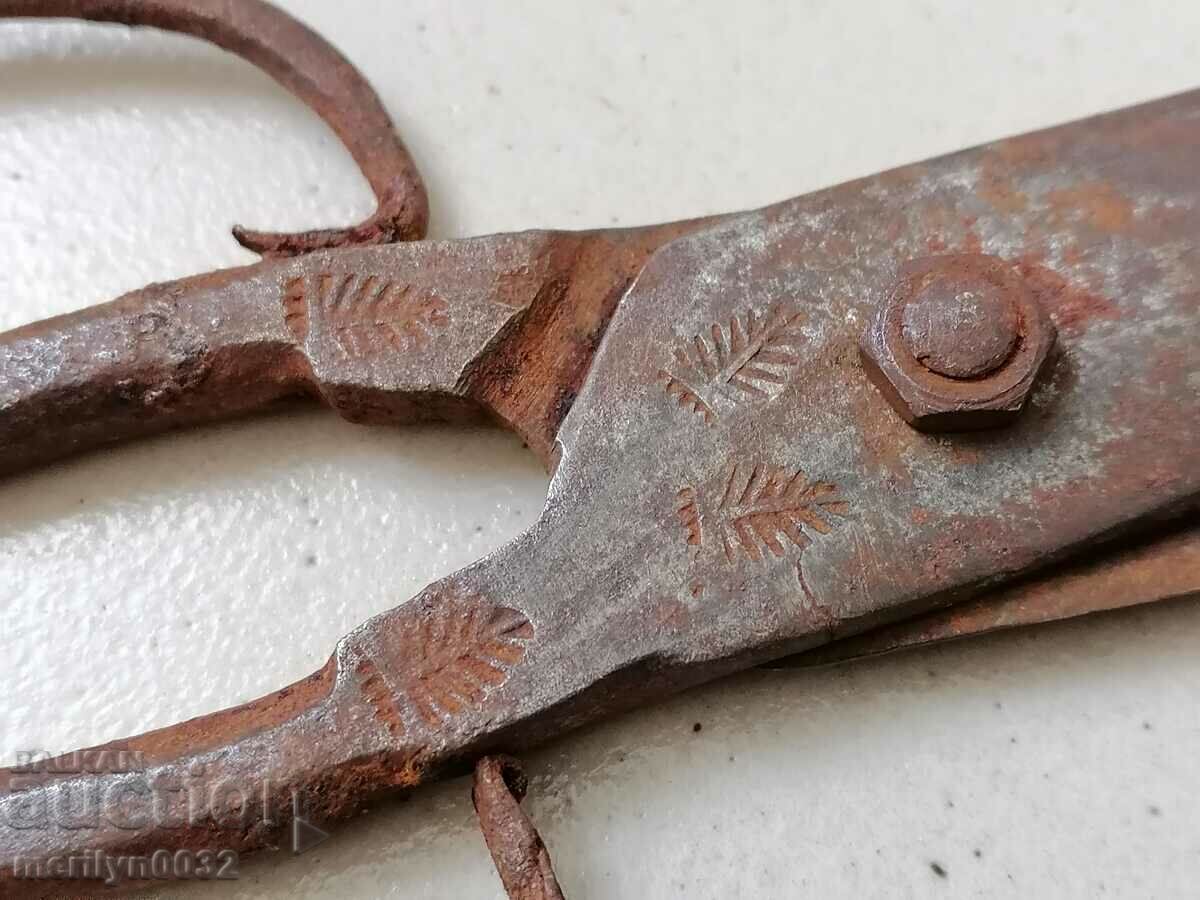 Delivery of Vintage wrought iron scissors Delivery of Vintage wrought iron scissors