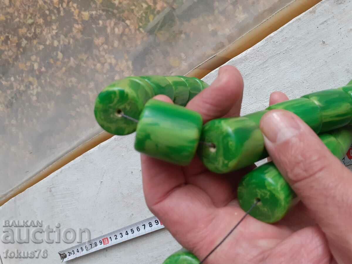 Παράδοση Τεράστιο κομπολόι από καταλίνη 33 χάντρες + ποπ πράσινο με νταμάρια Παράδοση Τεράστιο κομπολόι από καταλίνη 33 χάντρες + ποπ πράσινο με νταμάρια