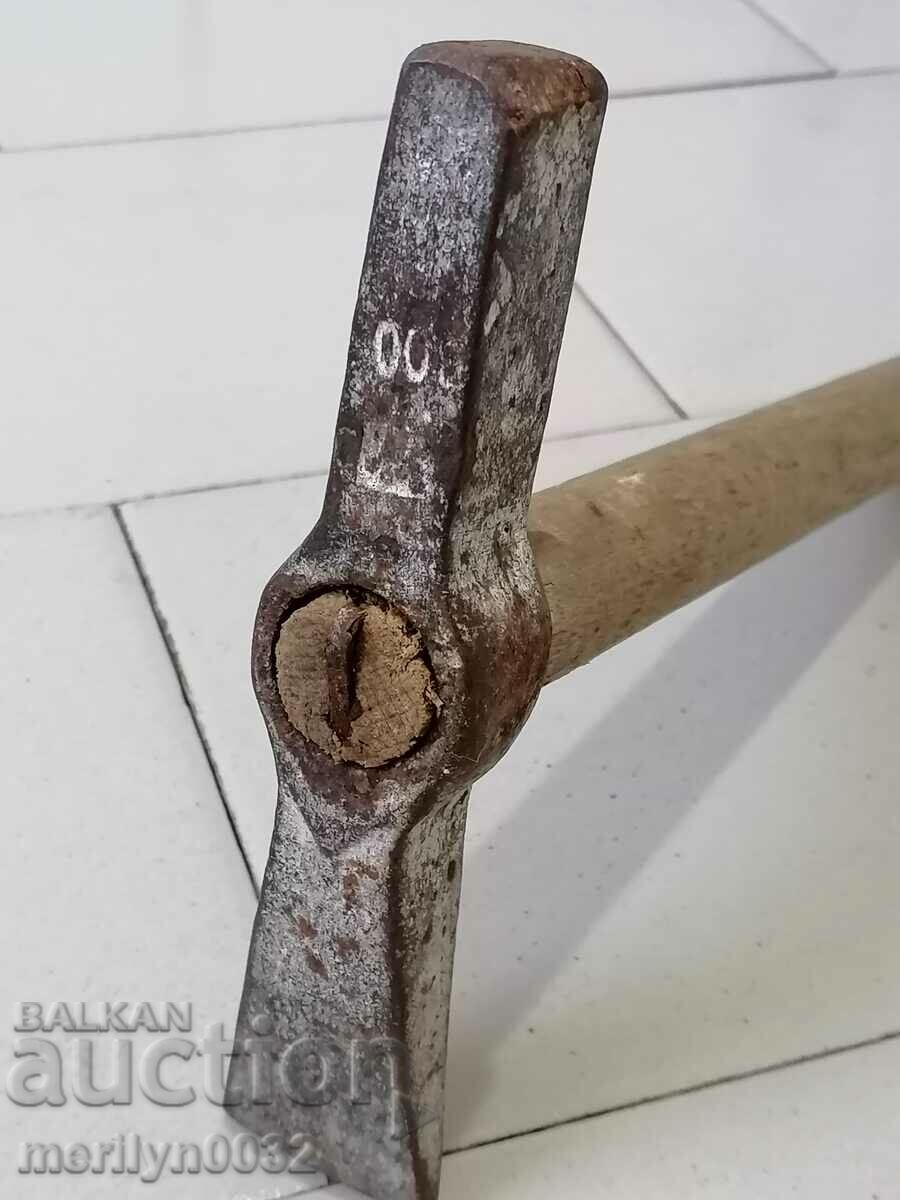 Παλιό σφυρήλατο σίδερο ξυλουργού