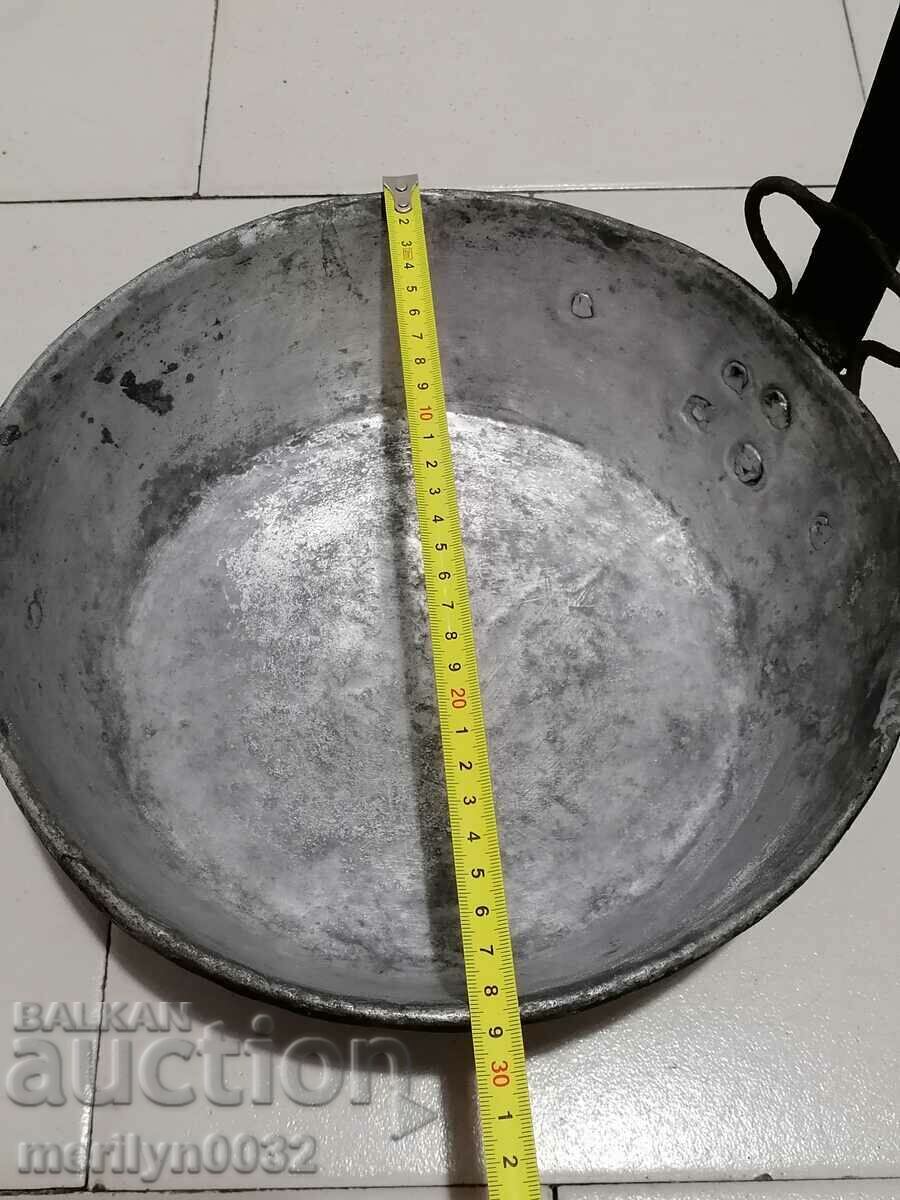 Delivery of An old copper pan, a baker, a tray, a copper pot Delivery of An old copper pan, a baker, a tray, a copper pot