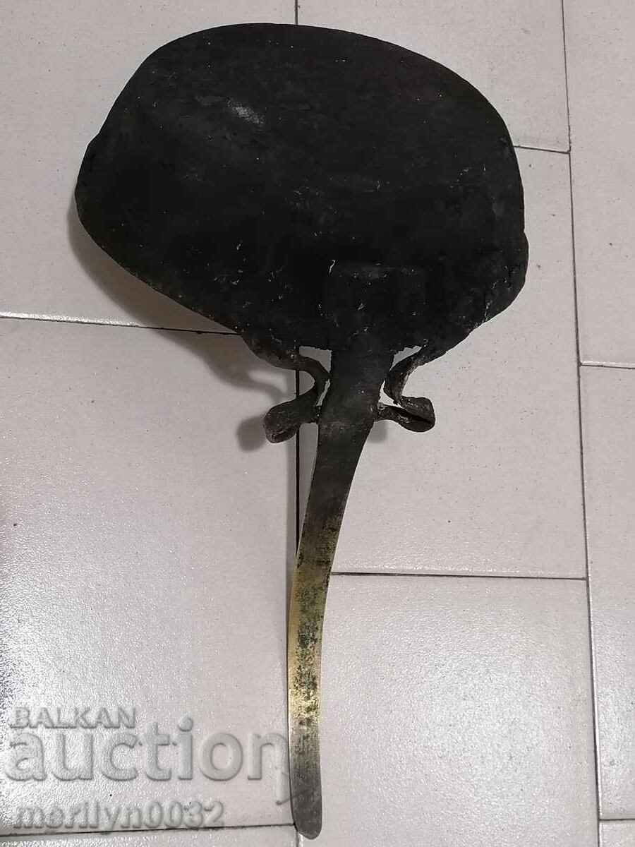 Auction An old copper pan, a baker, a tray, a copper pot Auction An old copper pan, a baker, a tray, a copper pot