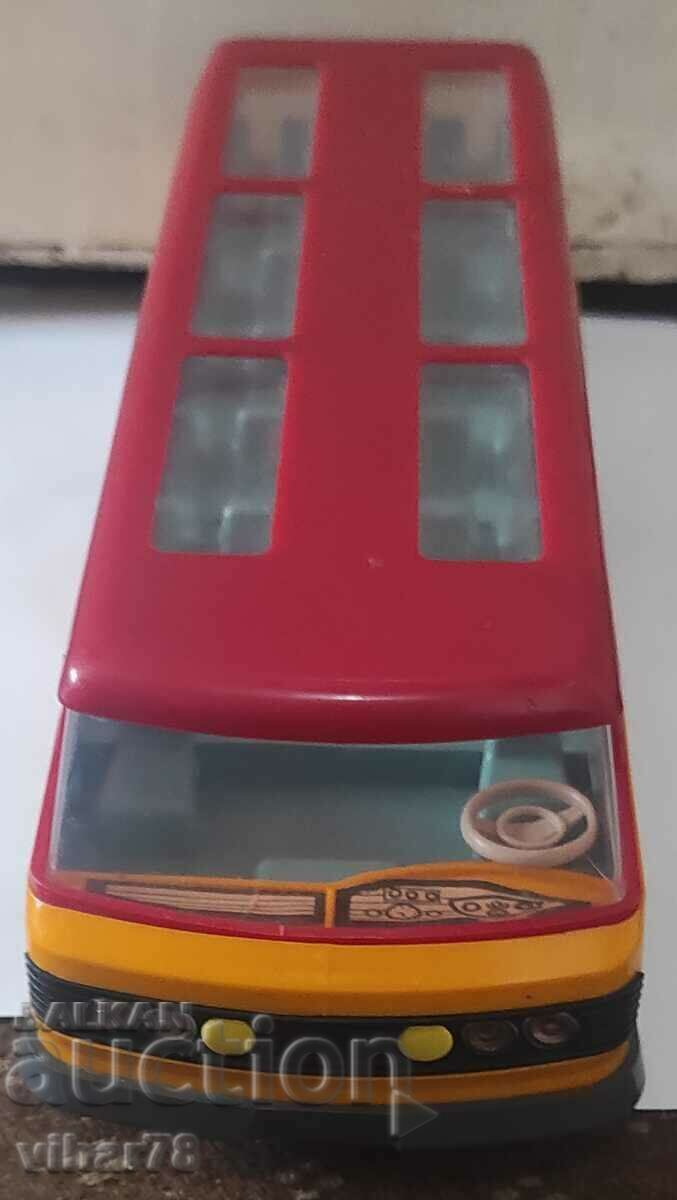 Livrarea Un vechi autobuz de jucărie