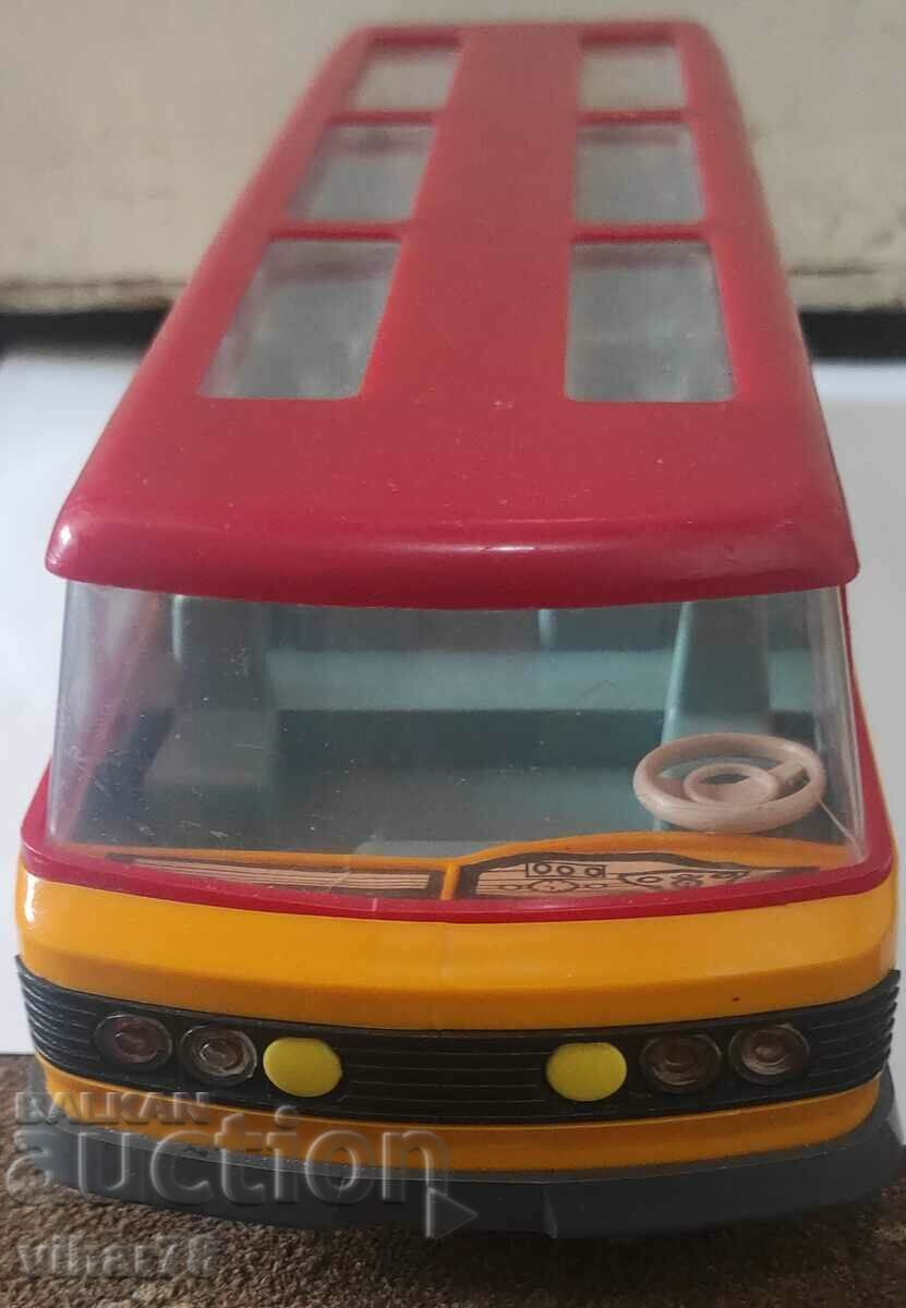 Un vechi autobuz de jucărie