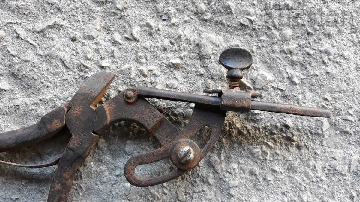 antique pliers tool chapraz with price 31.00 BGN | € 15.85 antique pliers tool chapraz with price 31.00 BGN | € 15.85