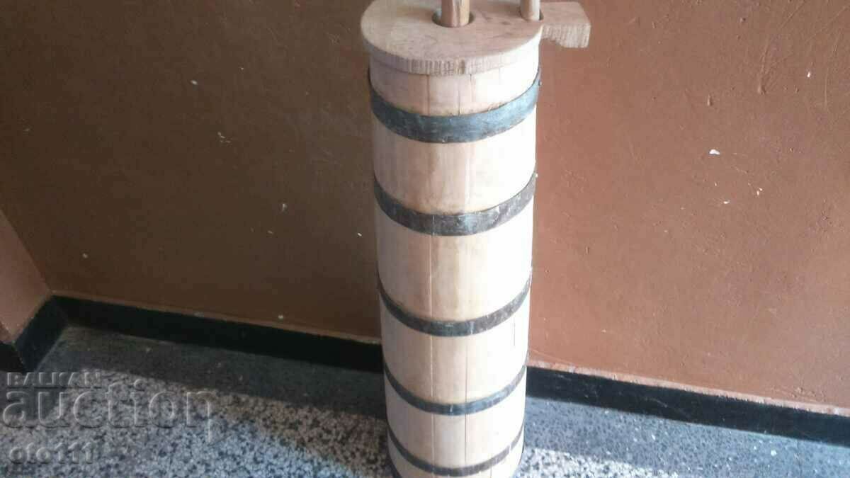 VECHI PRIMITIVE OIL WHELER cu preț € 55.00 | 107.57 BGN