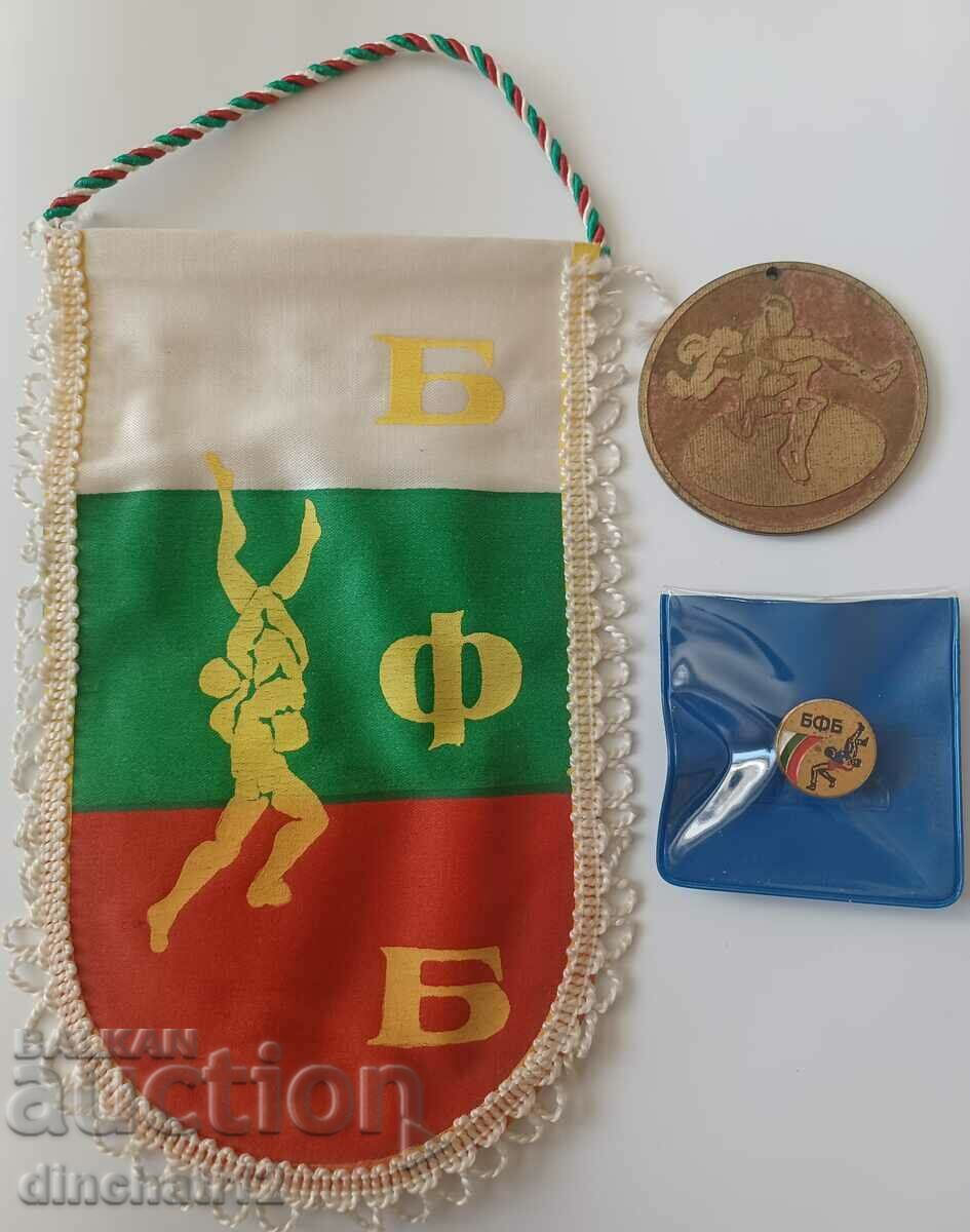 Placă cu steag veche și insigna BBF. Federația Bulgară de Lupte