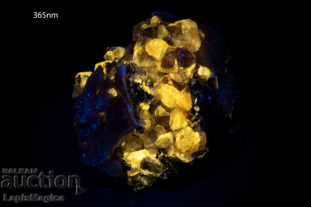 Auction Druse of fluorescent cerussite and barite 188g Auction Druse of fluorescent cerussite and barite 188g