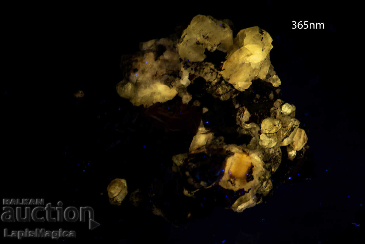 Auction Druse of fluorescent cerussite and barite 109g Auction Druse of fluorescent cerussite and barite 109g