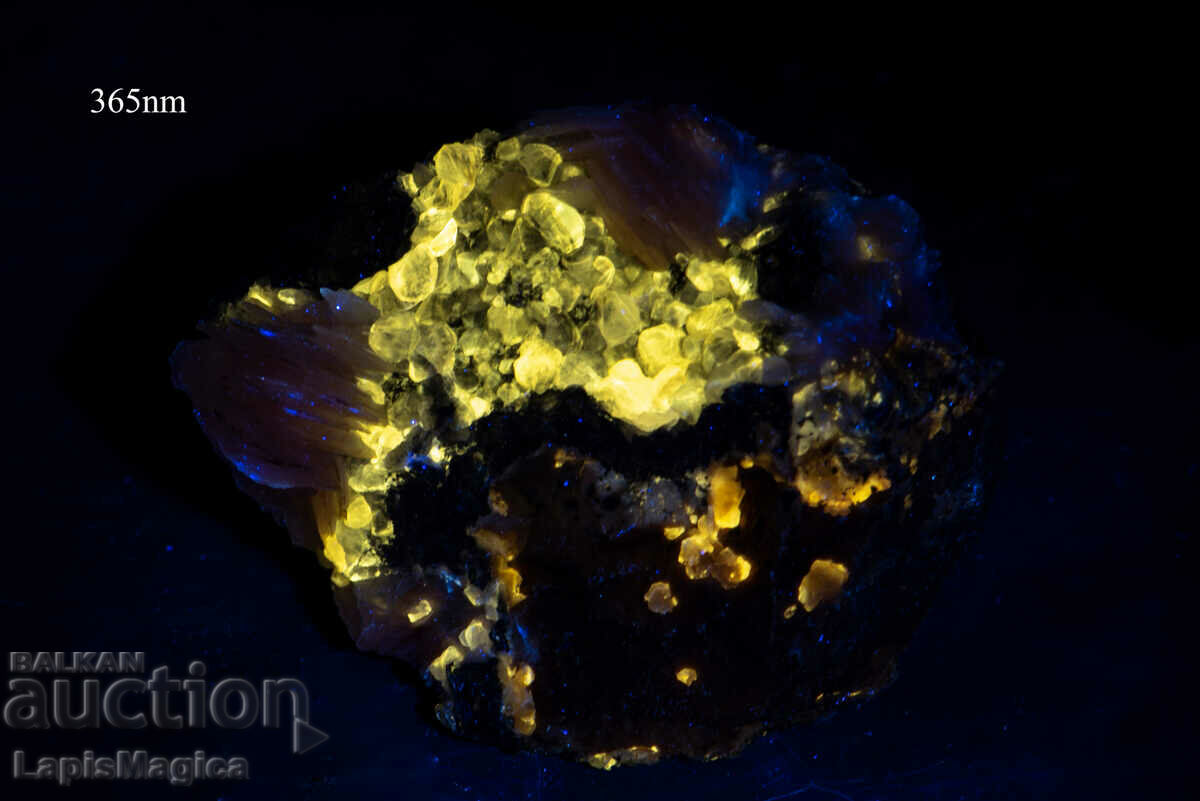 Auction  Druse of fluorescent cerussite and barite 111g