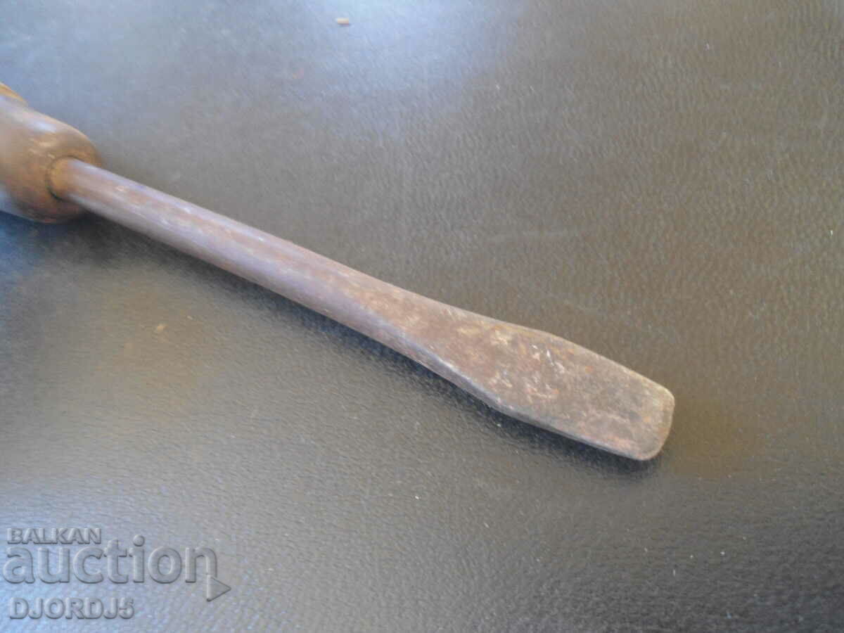 Șurubelniță veche cu preț 5.00 BGN | € 2.56