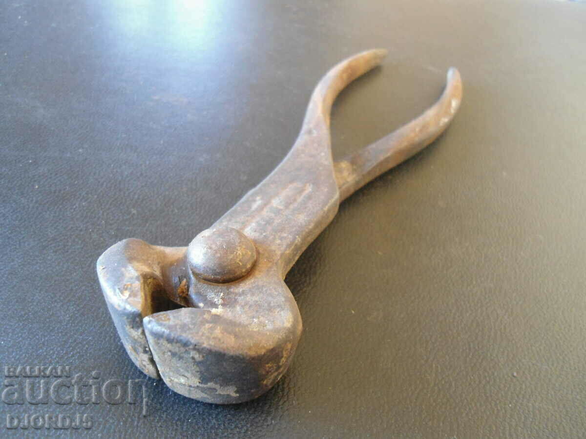 Old craftsmanship pliers with price 5.00 BGN | € 2.56