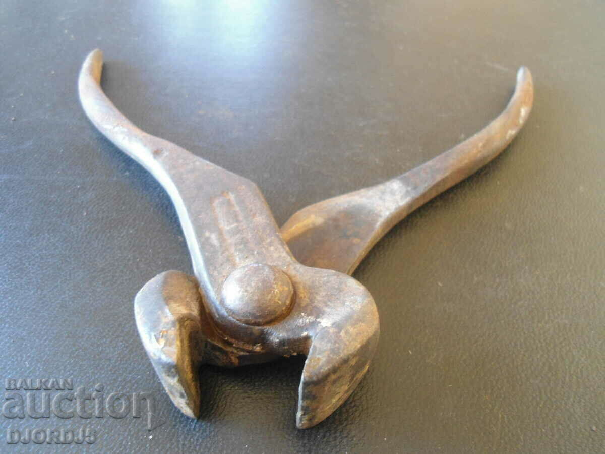 Auction  Old craftsmanship pliers