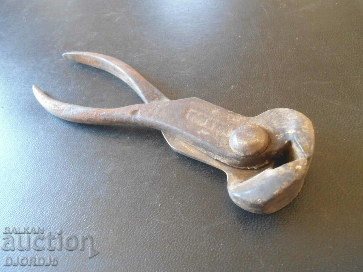 Delivery of Old craftsmanship pliers