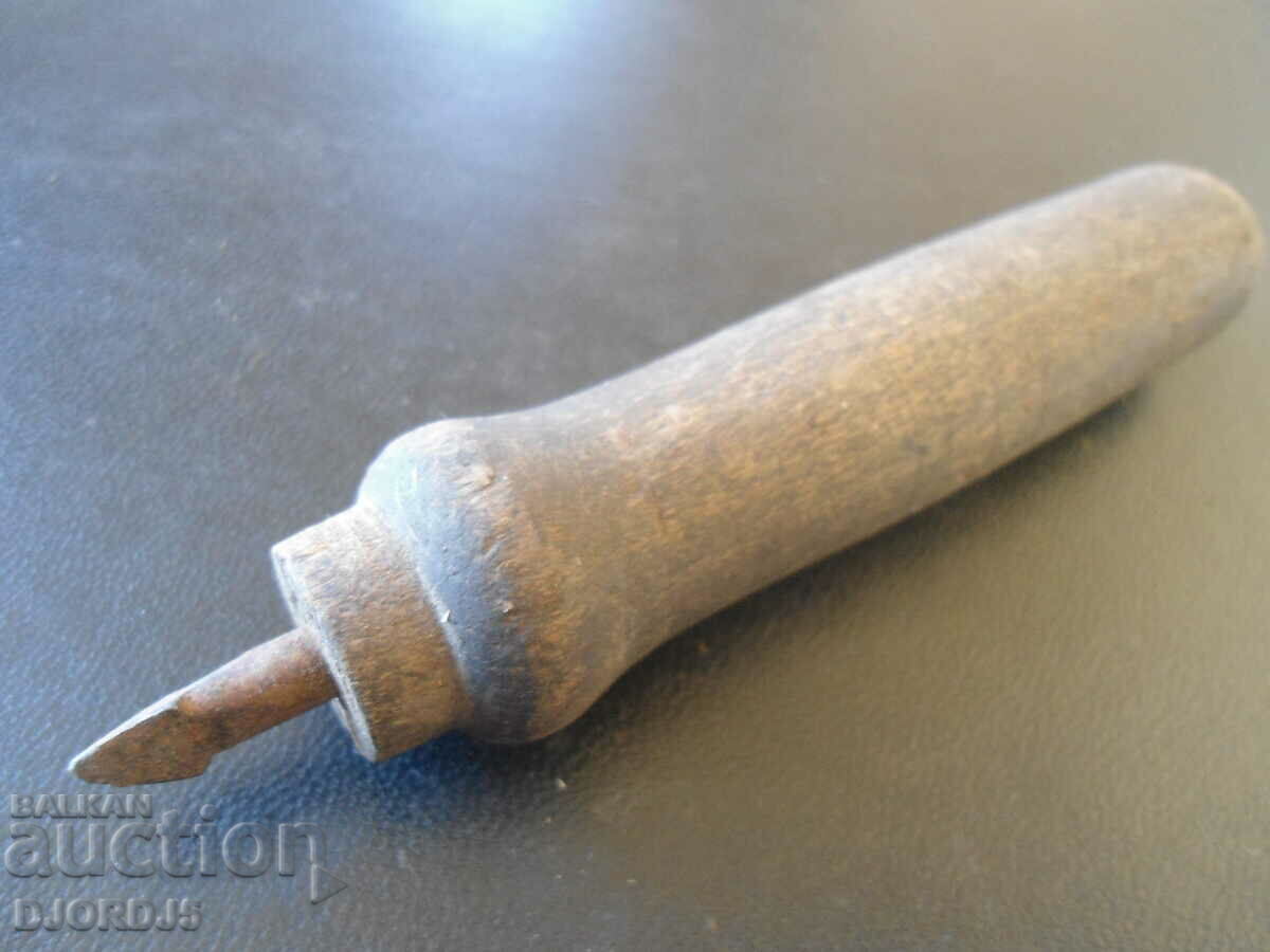 Auction An old craft tool Auction An old craft tool