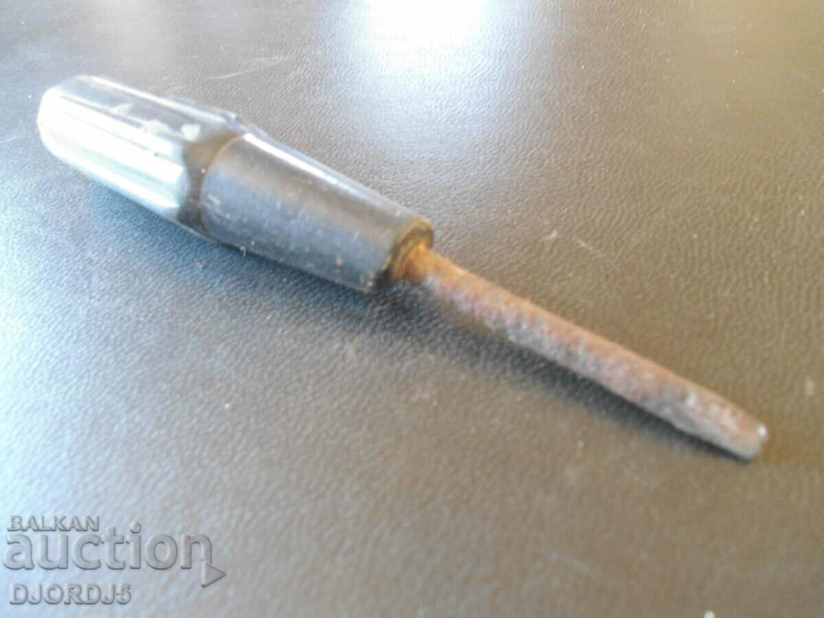 An old small screwdriver with price 1.00 BGN | € 0.51 An old small screwdriver with price 1.00 BGN | € 0.51