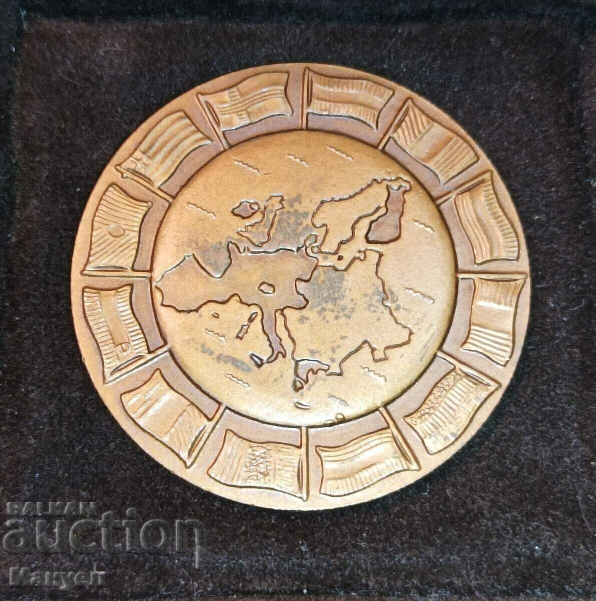 Delivery of Plaque in a box on the occasion of the introduction of the euro in Europe.