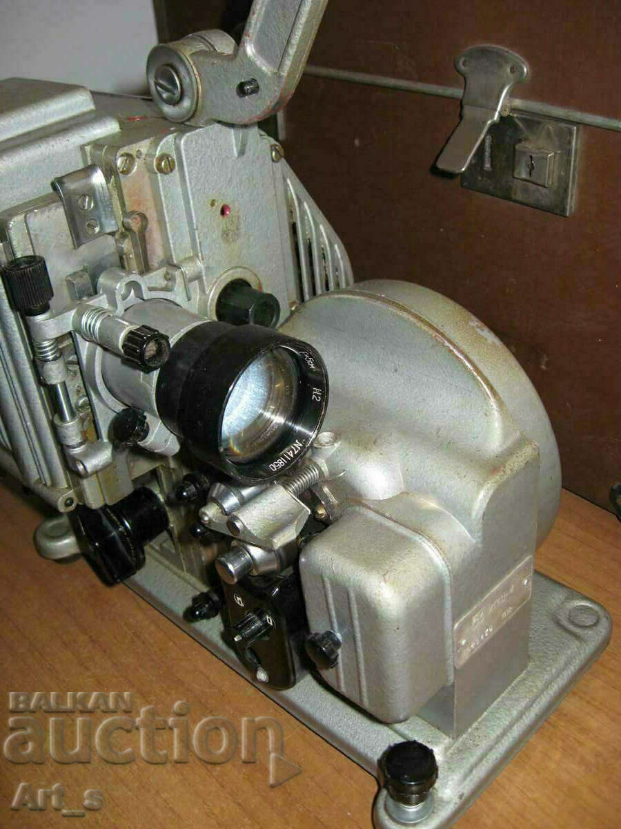 Аукцион Работеща 16мм руска кино-прожекционна машина КПШ-4 Аукцион Работеща 16мм руска кино-прожекционна машина КПШ-4