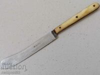 Un vechi cuțit de uz casnic cu lamă din oțel inoxidabil ars de corn