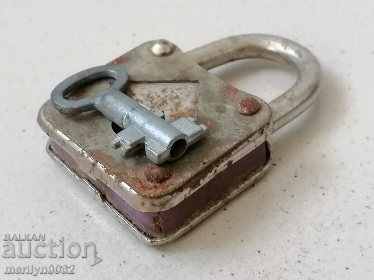 Delivery of Padlock with key from the 1970s padlock suitcase lock Delivery of Padlock with key from the 1970s padlock suitcase lock