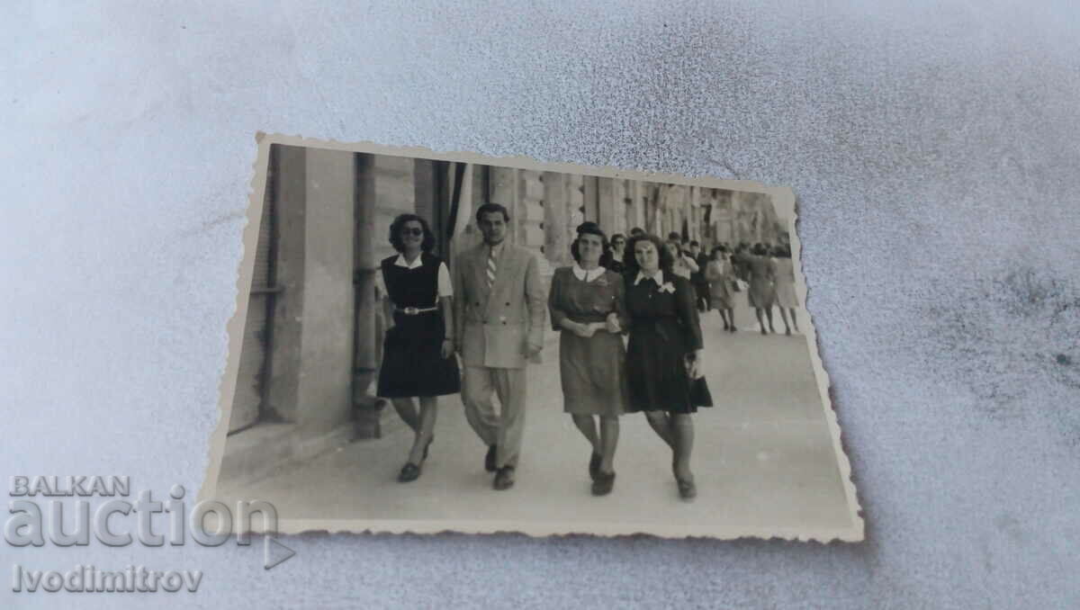 Φωτογραφία Σοφία Ένας άνδρας και τρεις νεαρές γυναίκες σε μια βόλτα