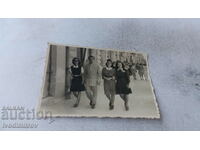 Снимка София Мъж и три млади жени на разходка
