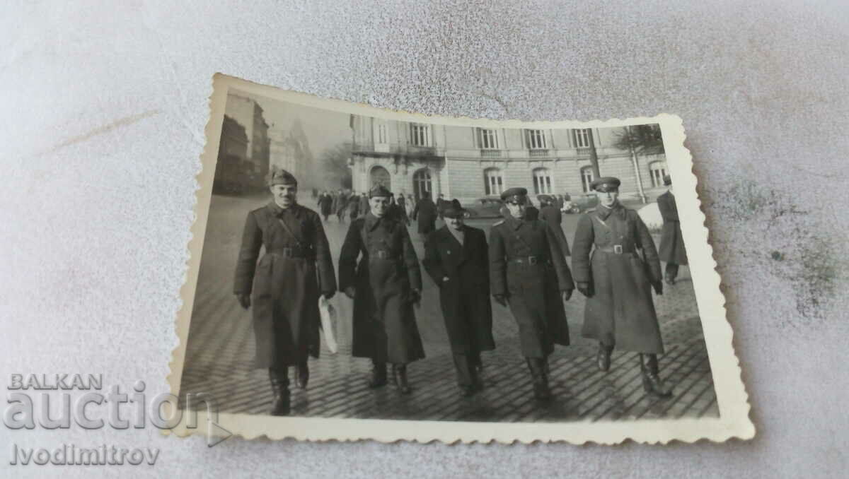 Φωτογραφία Σοφία Ένας άνδρας και τέσσερις αξιωματικοί μπροστά από την Εθνοσυνέλευση