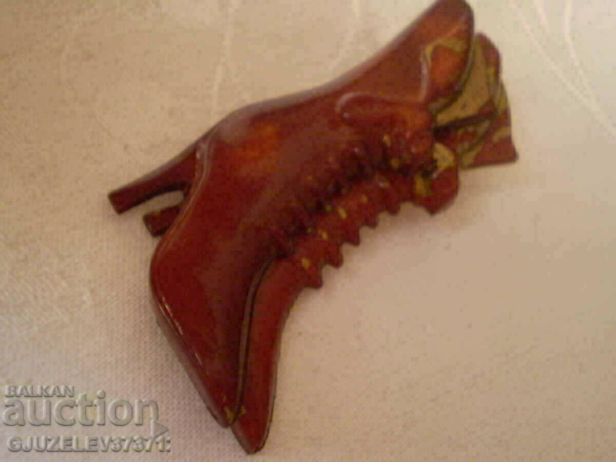 Аукцион СТАРА БРОШКА РЕТРО СТИЛ БАКЕЛИТ Аукцион СТАРА БРОШКА РЕТРО СТИЛ БАКЕЛИТ