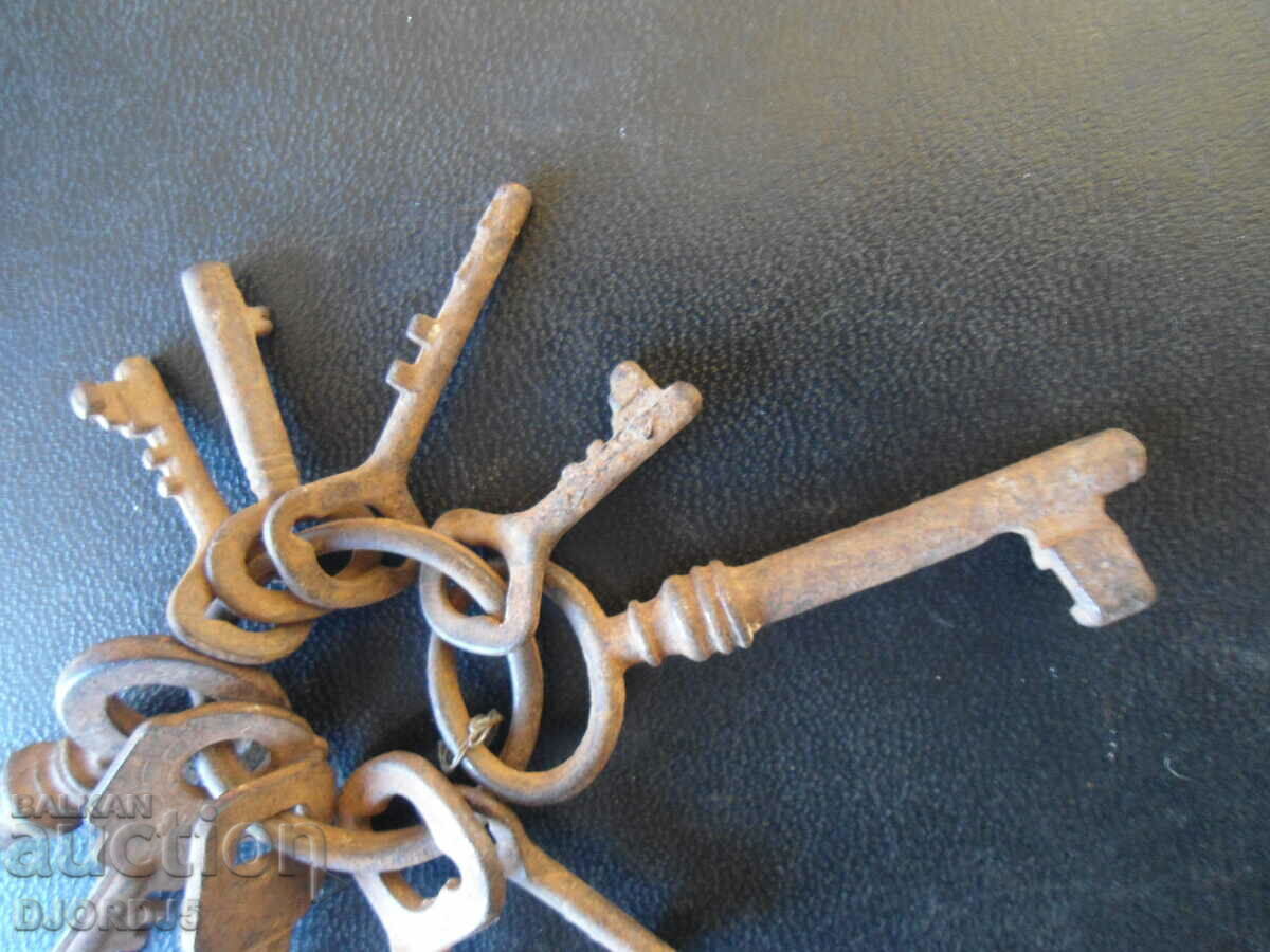 Lot chei antice, 10 piese cu preț 10.00 BGN | € 5.11 Lot chei antice, 10 piese cu preț 10.00 BGN | € 5.11