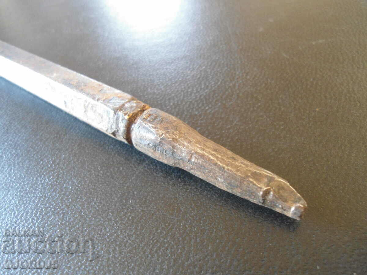 Παλιό σφυρήλατο σίδερο, εργαλείο με τιμή 3.00 BGN | € 1.53 Παλιό σφυρήλατο σίδερο, εργαλείο με τιμή 3.00 BGN | € 1.53