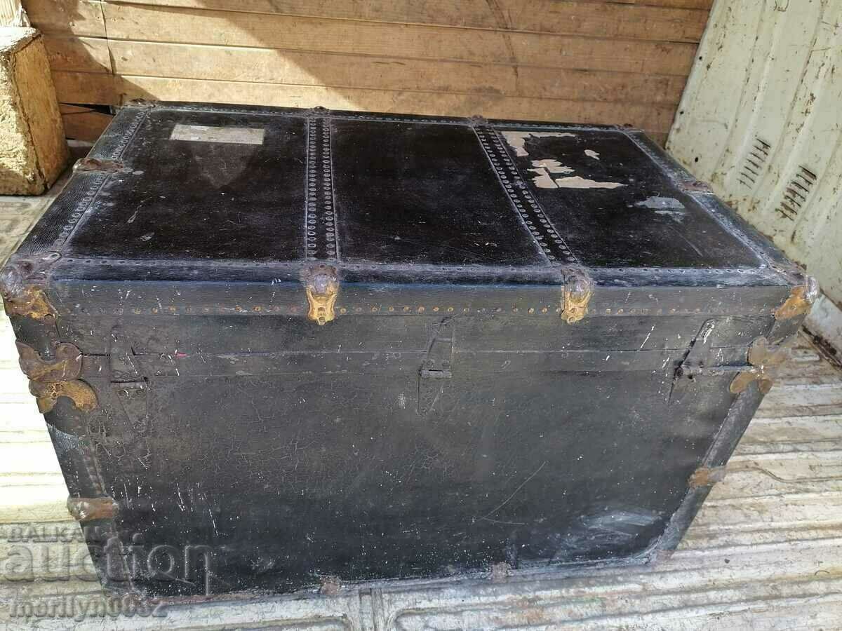 Auction Old suitcase traveled to America chest Auction Old suitcase traveled to America chest