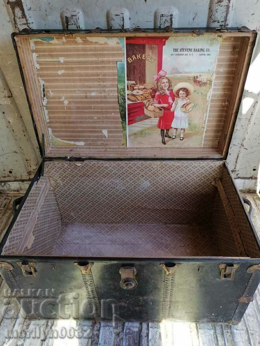 Delivery of Old suitcase traveled to America chest Delivery of Old suitcase traveled to America chest