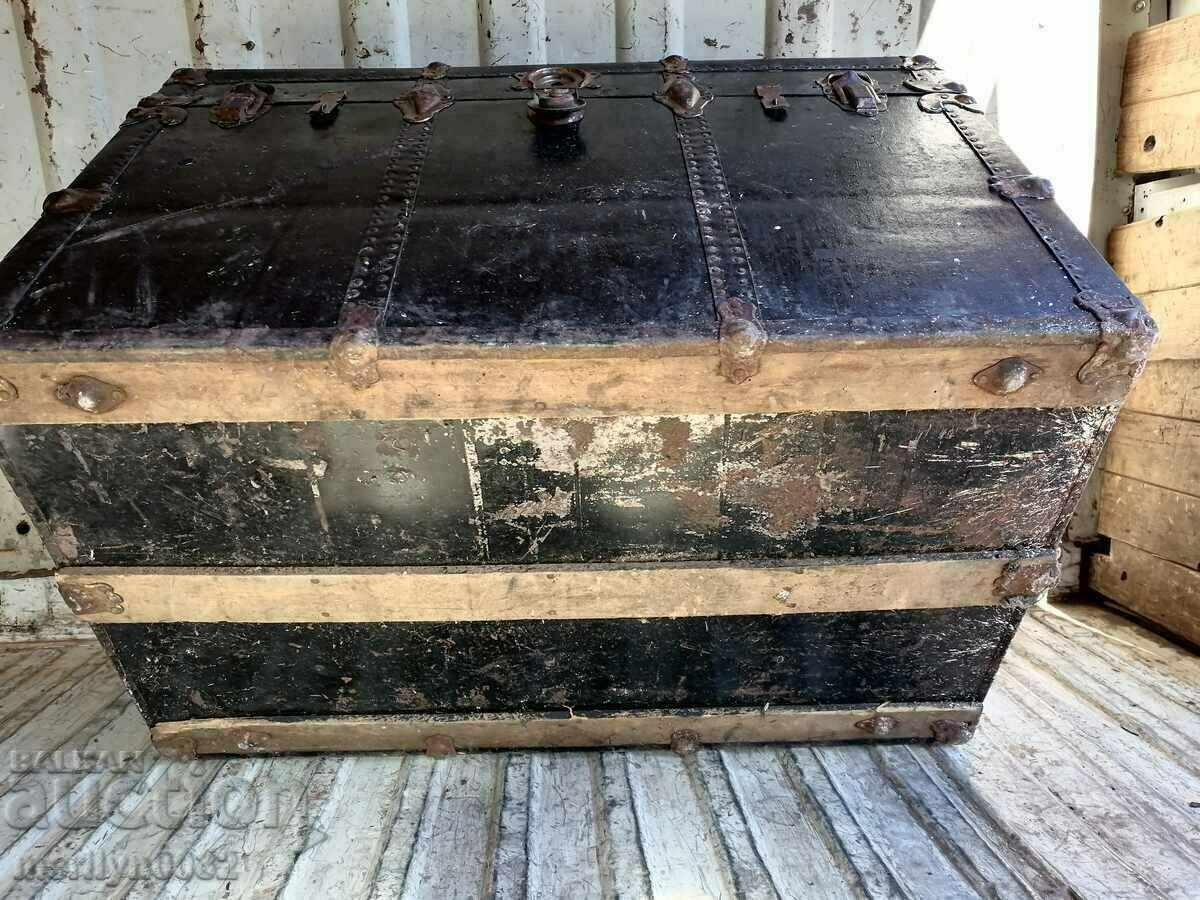 Old suitcase traveled to America chest - 6 Old suitcase traveled to America chest - 6