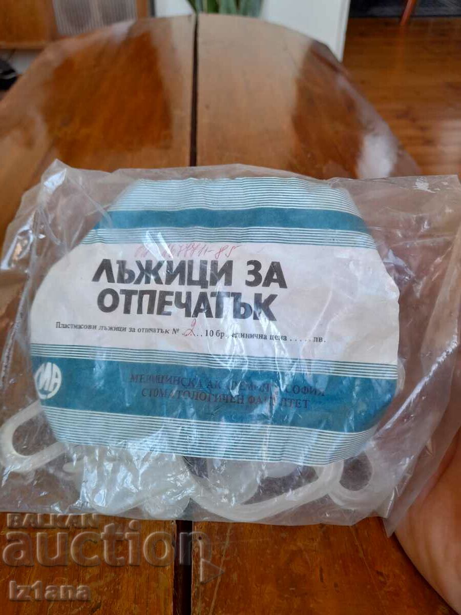 Old dental impression spoons with price 20.00 BGN | € 10.23 Old dental impression spoons with price 20.00 BGN | € 10.23