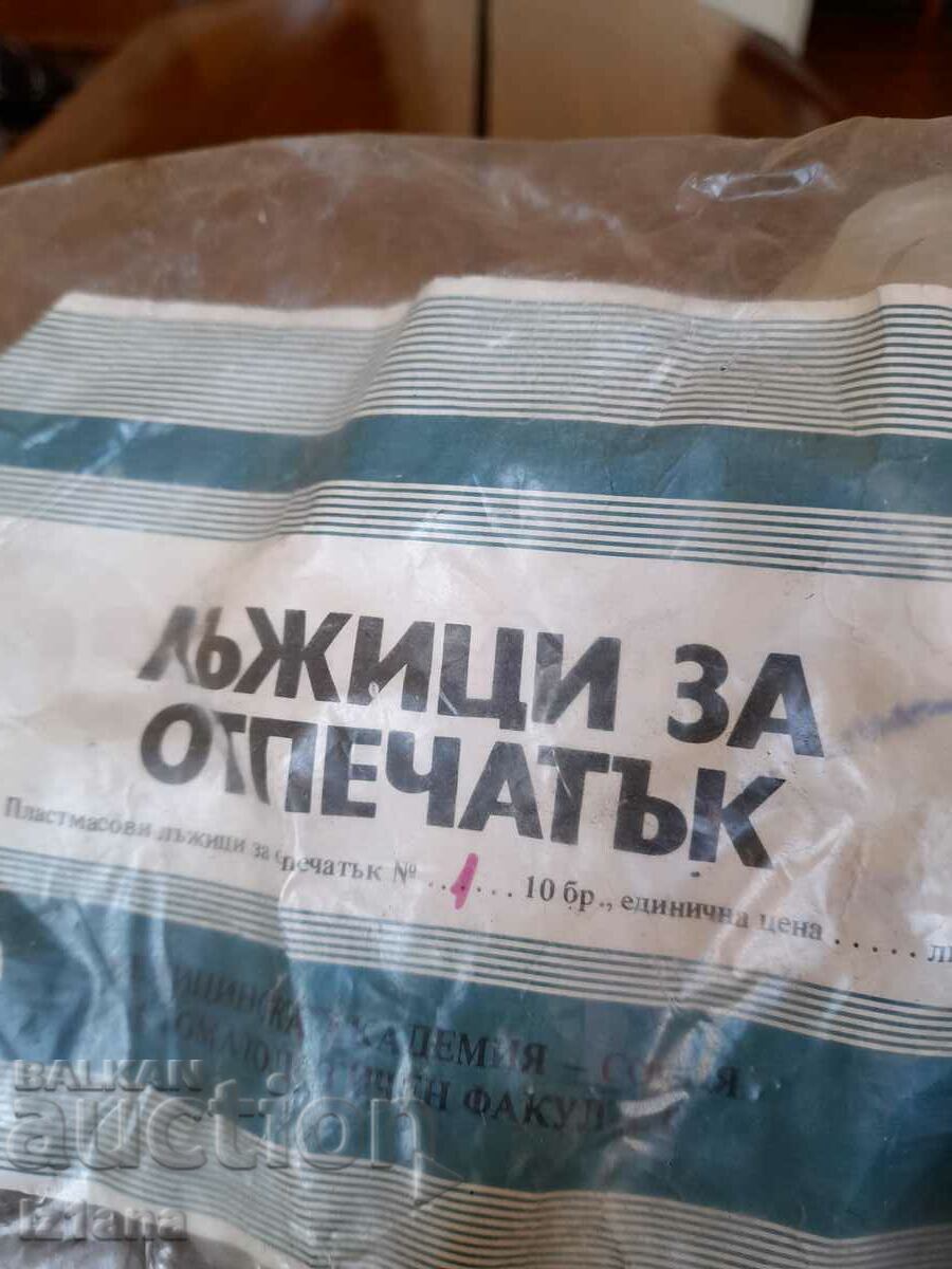 Old dental impression spoons with price 20.00 BGN | € 10.23 Old dental impression spoons with price 20.00 BGN | € 10.23