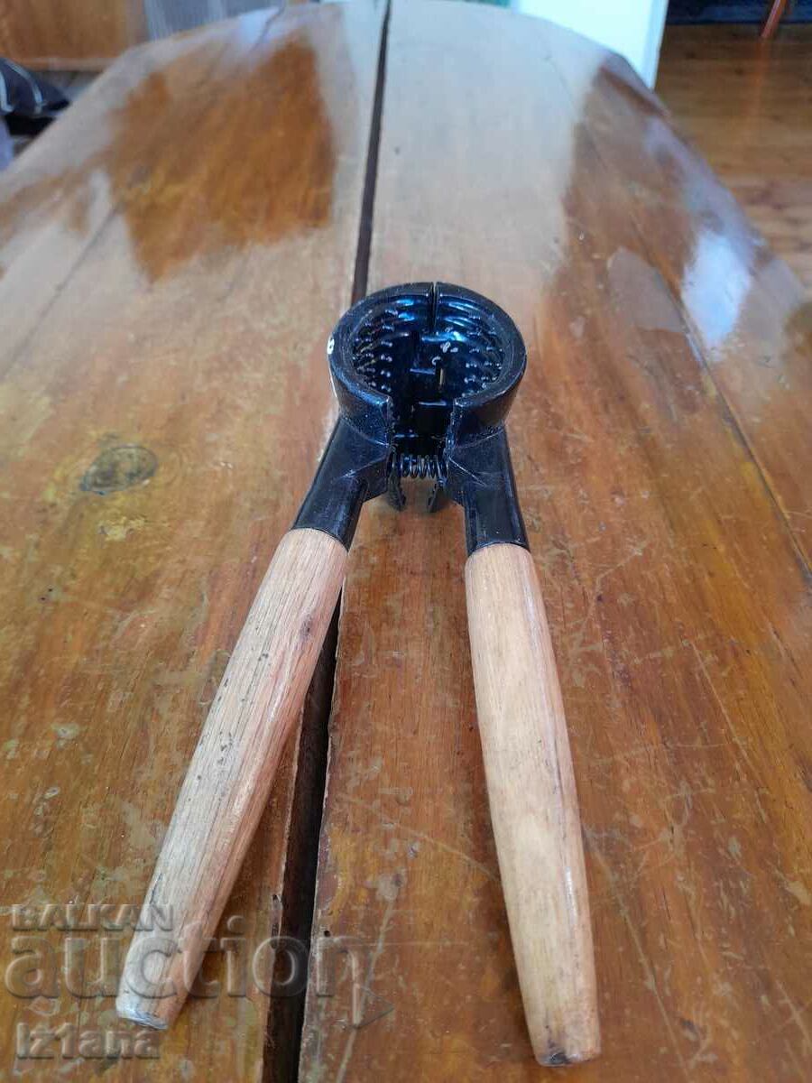 An old shredder with price 15.00 BGN | € 7.67 An old shredder with price 15.00 BGN | € 7.67