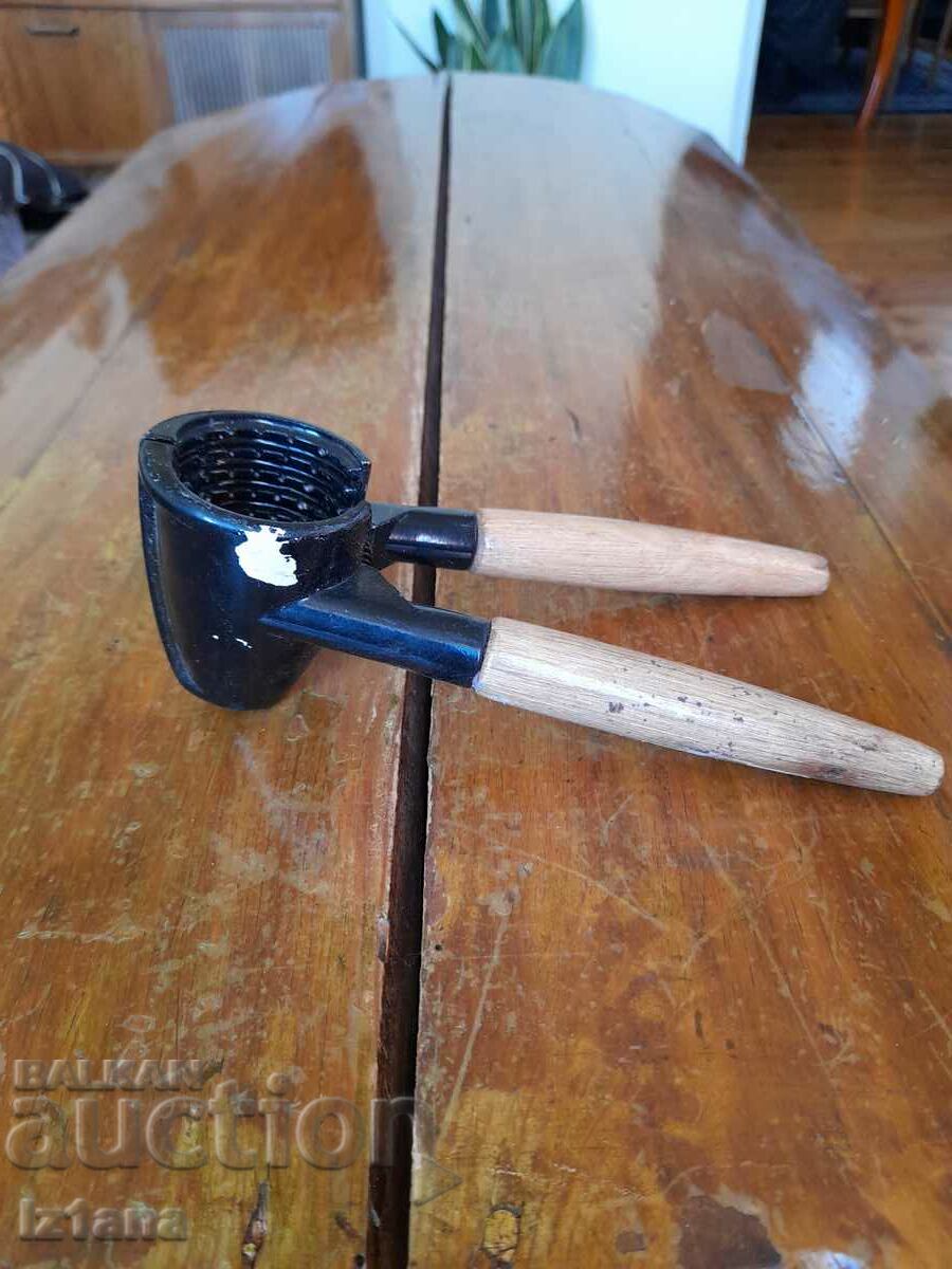 Auction An old shredder Auction An old shredder