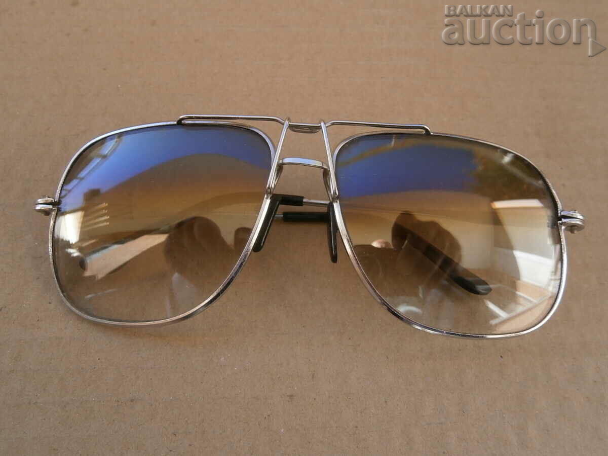 Delivery of sunglasses vintage retro 70s Delivery of sunglasses vintage retro 70s