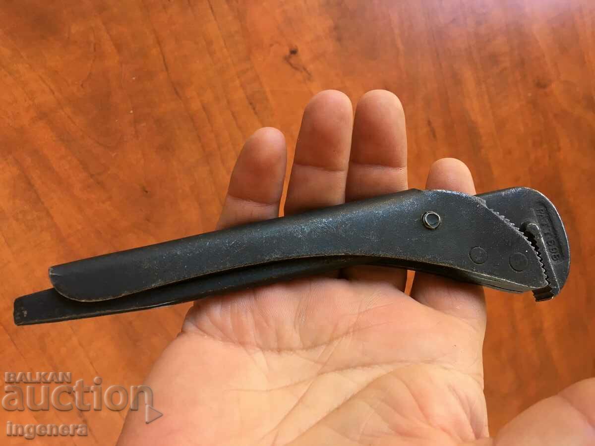 CHEIE MAȘINĂ FRANȚESĂ UNELTA DE BUZUNAR-ANGLIA VECHI cu preț 27.00 BGN | € 13.80 CHEIE MAȘINĂ FRANȚESĂ UNELTA DE BUZUNAR-ANGLIA VECHI cu preț 27.00 BGN | € 13.80