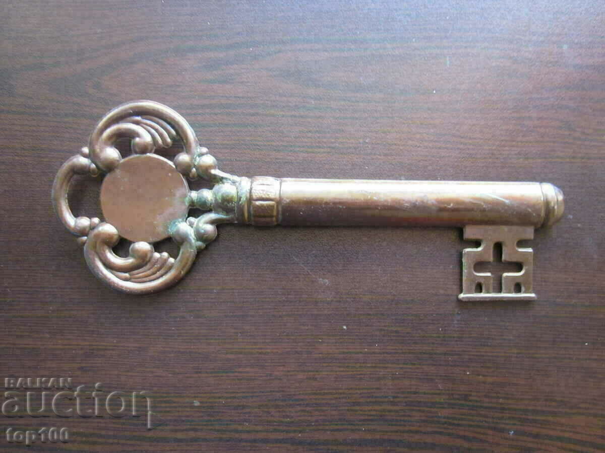 ГРАМАДЕН МЕСИНГОВ КЛЮЧ BERLIN БЗЦ !!! с цена € 4.00 | 7.82 лв. ГРАМАДЕН МЕСИНГОВ КЛЮЧ BERLIN БЗЦ !!! с цена € 4.00 | 7.82 лв.