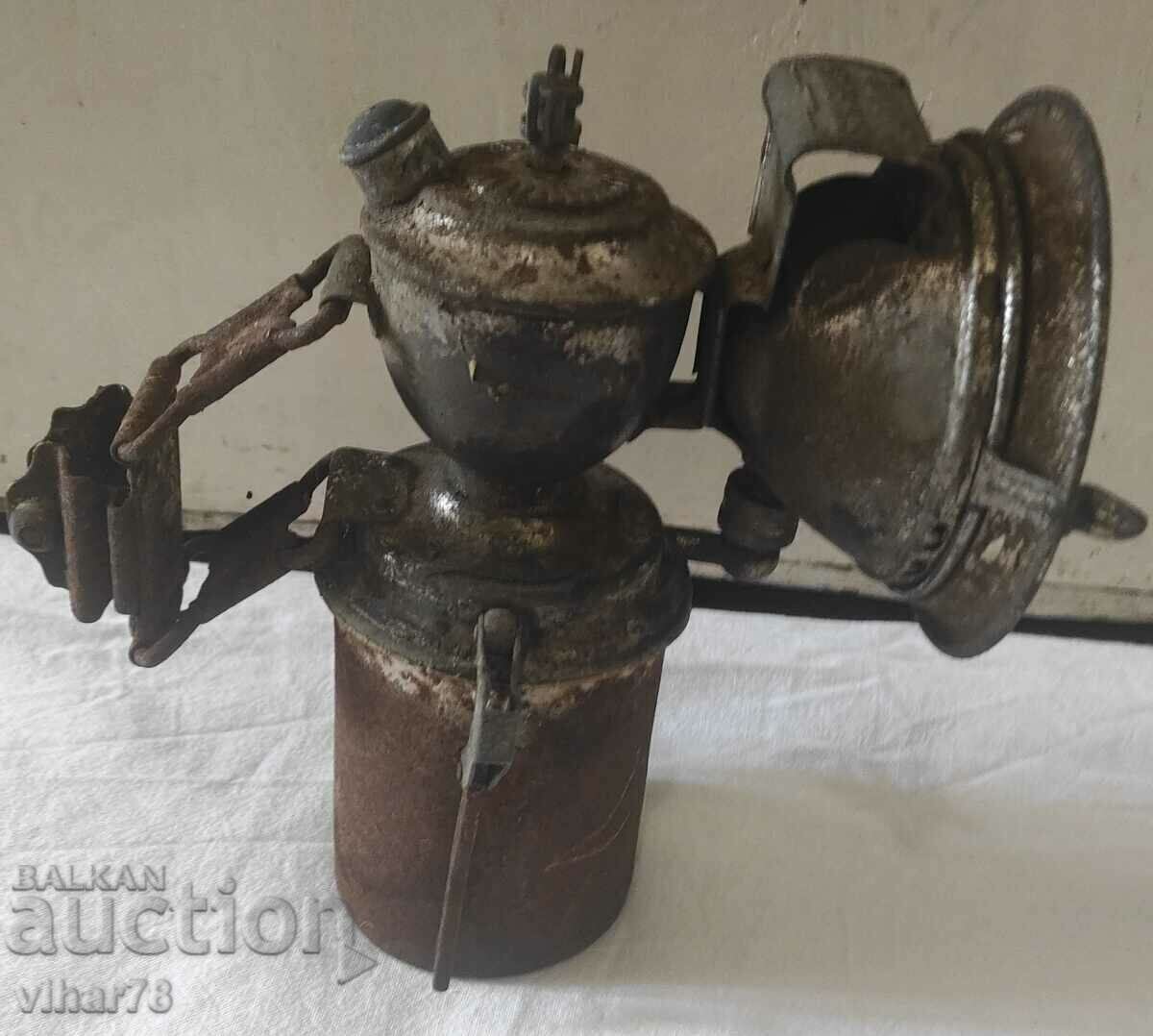 O lampă veche de miner