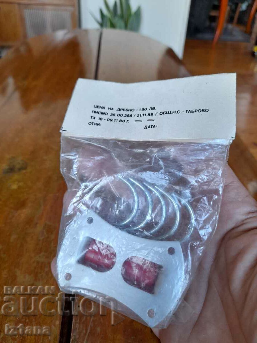 Παράδοση Παλιά κρεμάστρα Παράδοση Παλιά κρεμάστρα