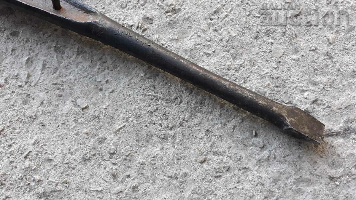 Delivery of antique weapon screwdriver Delivery of antique weapon screwdriver