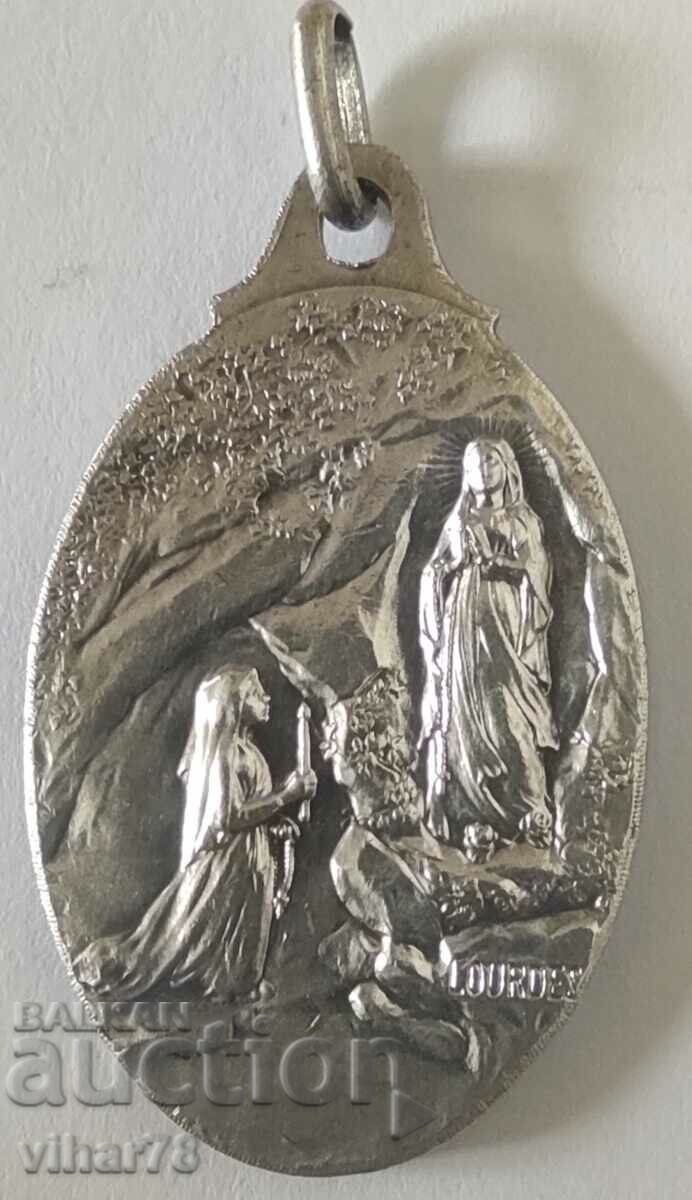 Delivery of A pendant medallion Delivery of A pendant medallion