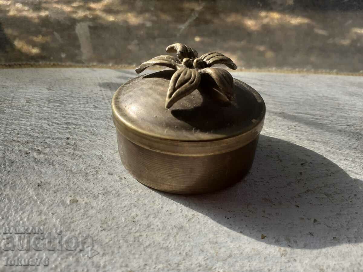 Auction A small bronze box Auction A small bronze box