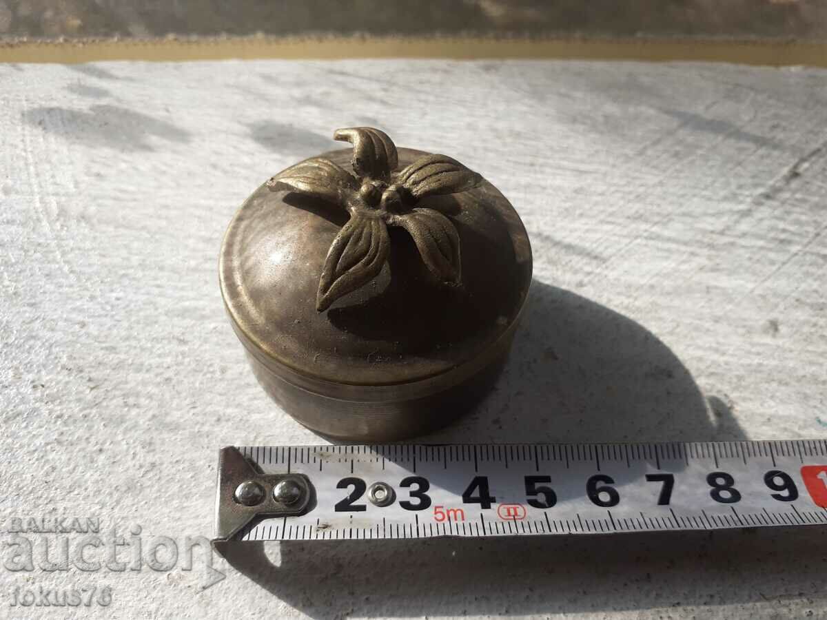 A small bronze box - 5 A small bronze box - 5