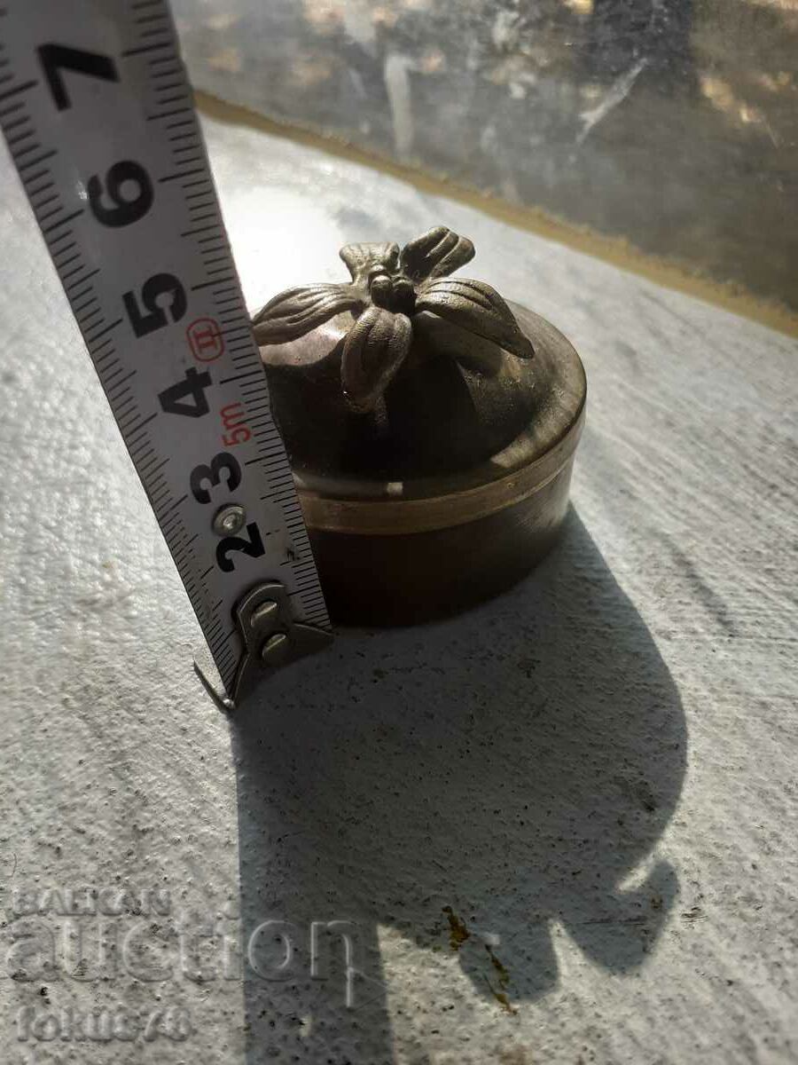 A small bronze box - 6 A small bronze box - 6