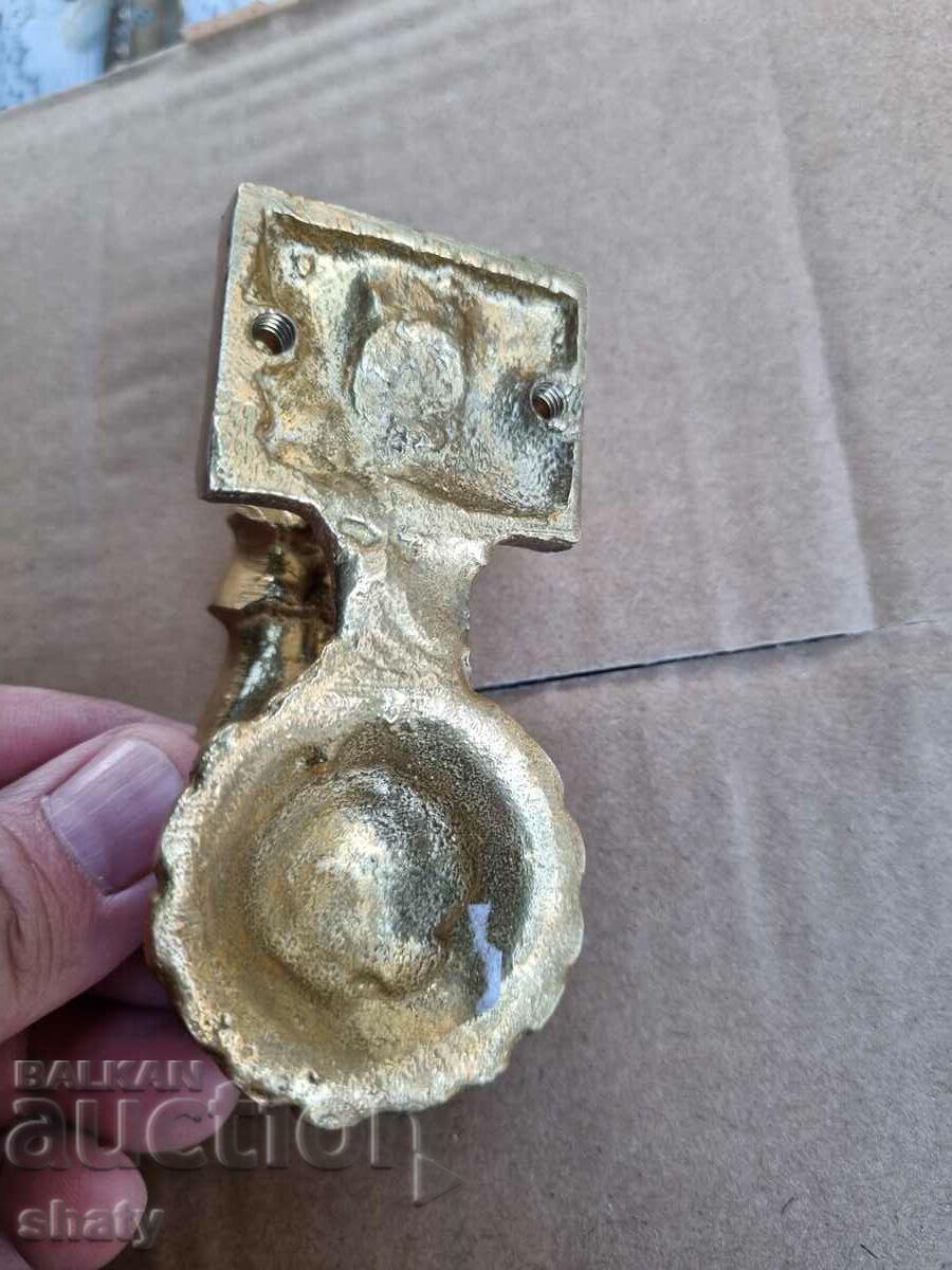 Delivery of Bronze neck knock Delivery of Bronze neck knock