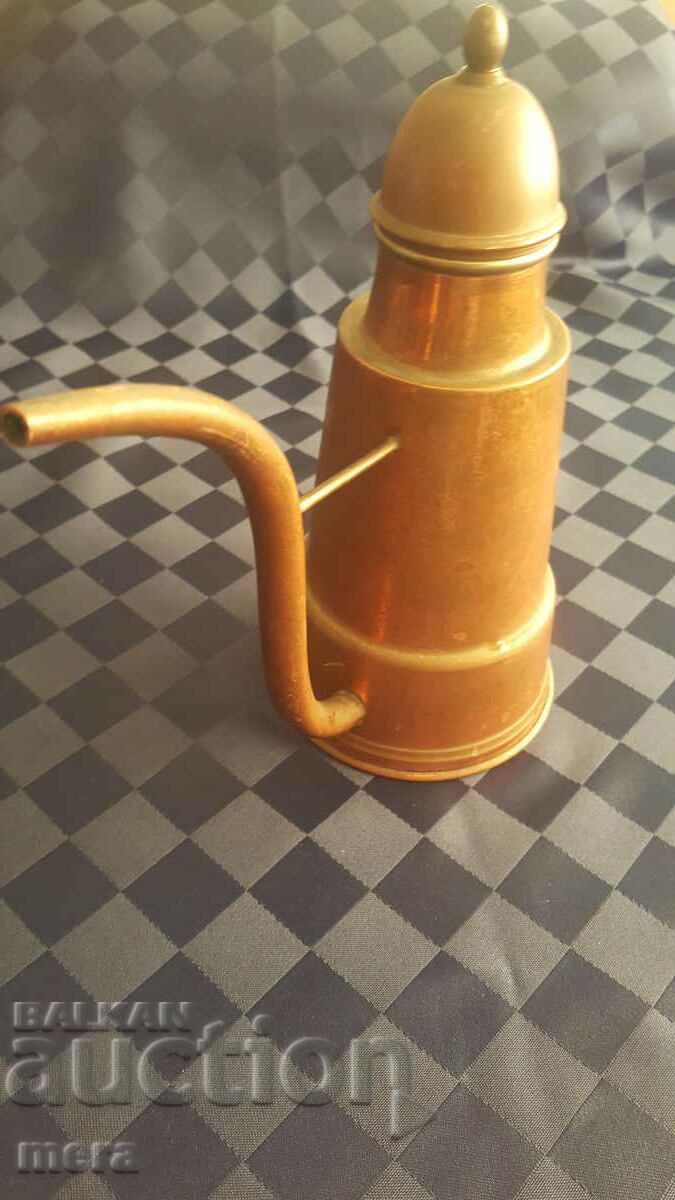 Доставка на Меден съд с форма на лейка Доставка на Меден съд с форма на лейка