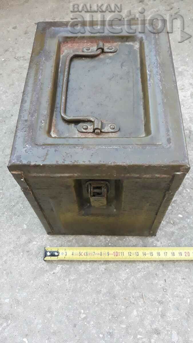 старинна военна кутия сандъче касета тубус