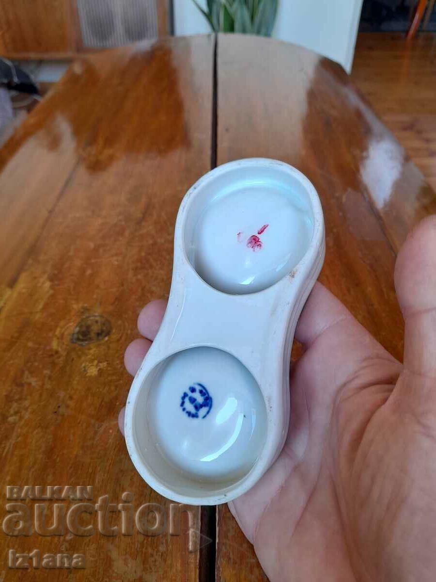 Delivery of Old porcelain salt shaker